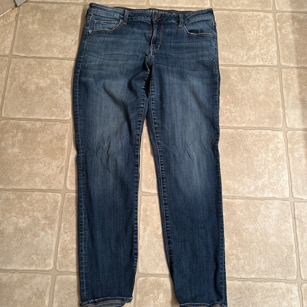 EUC AEO skinny Jean medium rinse. 16L